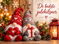 Sødt julekort med to hyggelige nisser, julepynt og teksten “De bedste julehilsner”. Tilføj din personlige hilsen og send julekortet gratis online.