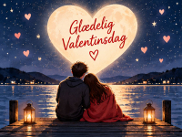 Et stemningsfuldt valentinskort med et forelsket par ved vandet, stjernehimmel og en lysende hjerteformet måne. Et romantisk kort til den, du elsker og gerne vil dele livets særlige øjeblikke med.