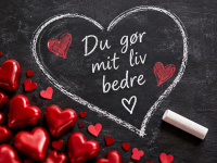 Et anderledes valentinskort i kridttavle-design med røde hjerter og teksten “Du gør mit liv bedre”. Send det til kæresten eller ægtefællen som en enkel og personlig kærlighedserklæring på Valentinsdag.
