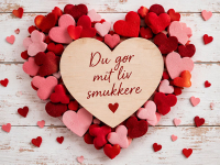 Et kærligt valentinskort fyldt med røde og rosa hjerter og teksten “Du gør mit liv smukkere”. Perfekt til en sød og personlig hilsen på Valentinsdag.