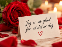 Et romantisk valentinskort med en rød rose og den kærlige tekst “Jeg er så glad for, at det er dig”. Et varmt kort til kæresten, ægtefællen eller den, du elsker.